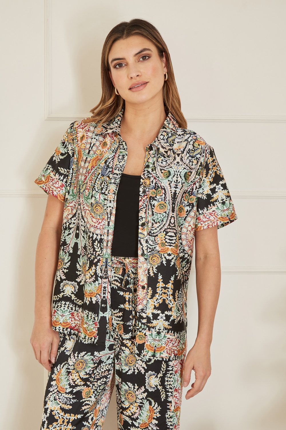 Yumi Black Paisley Short Sleeve Shirt – Satin Style