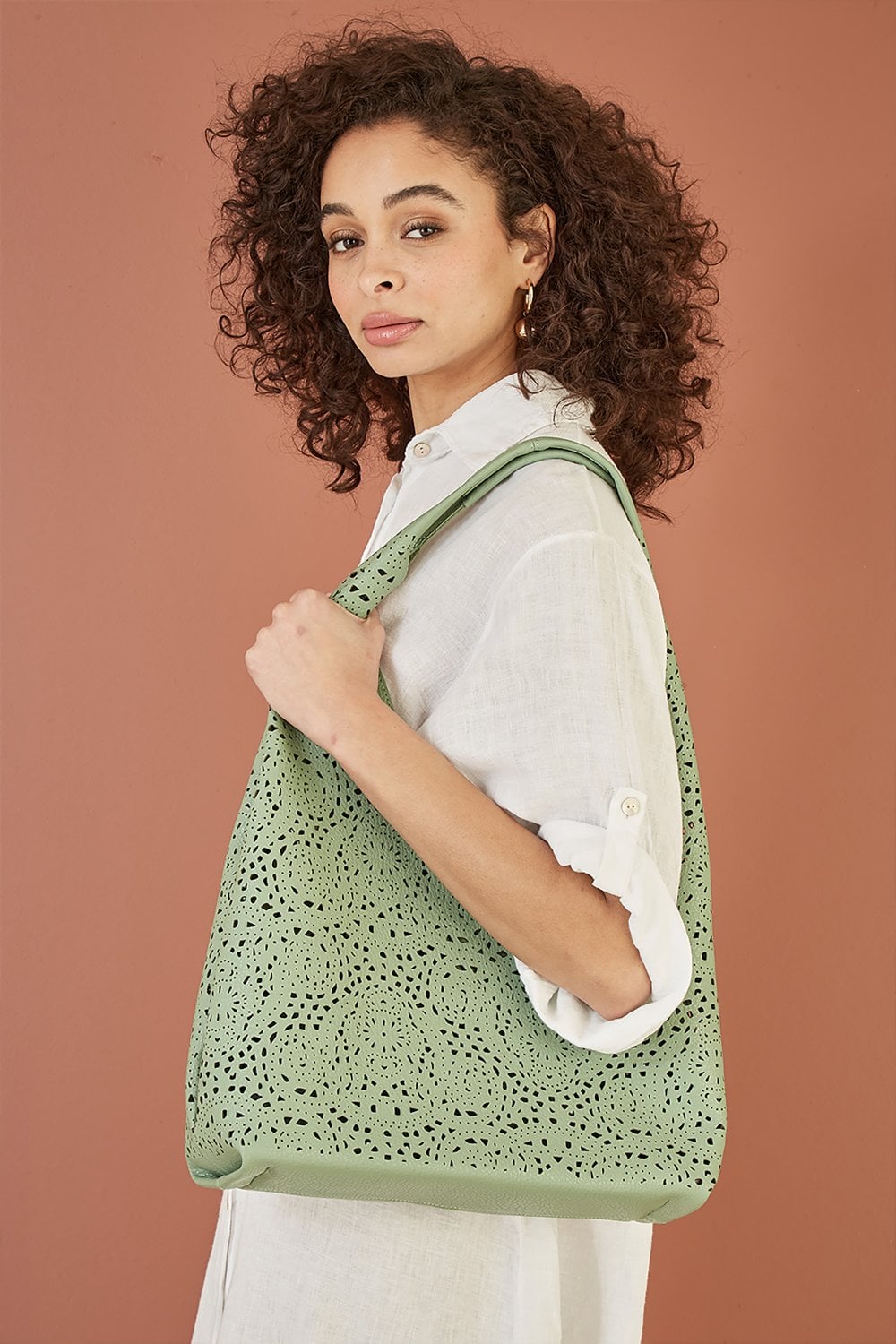 Yumi Cut-Out Slouch Bag in Green